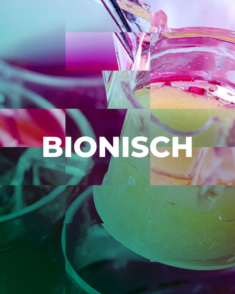 Ein Laborbecher mit gelber und pinker Flüssigkeit wird ausgegossen, das Bild ist mit glitchartigen Farbblöcken überlagert. In der Mitte steht in weißer Schrift „Bionisch“.
