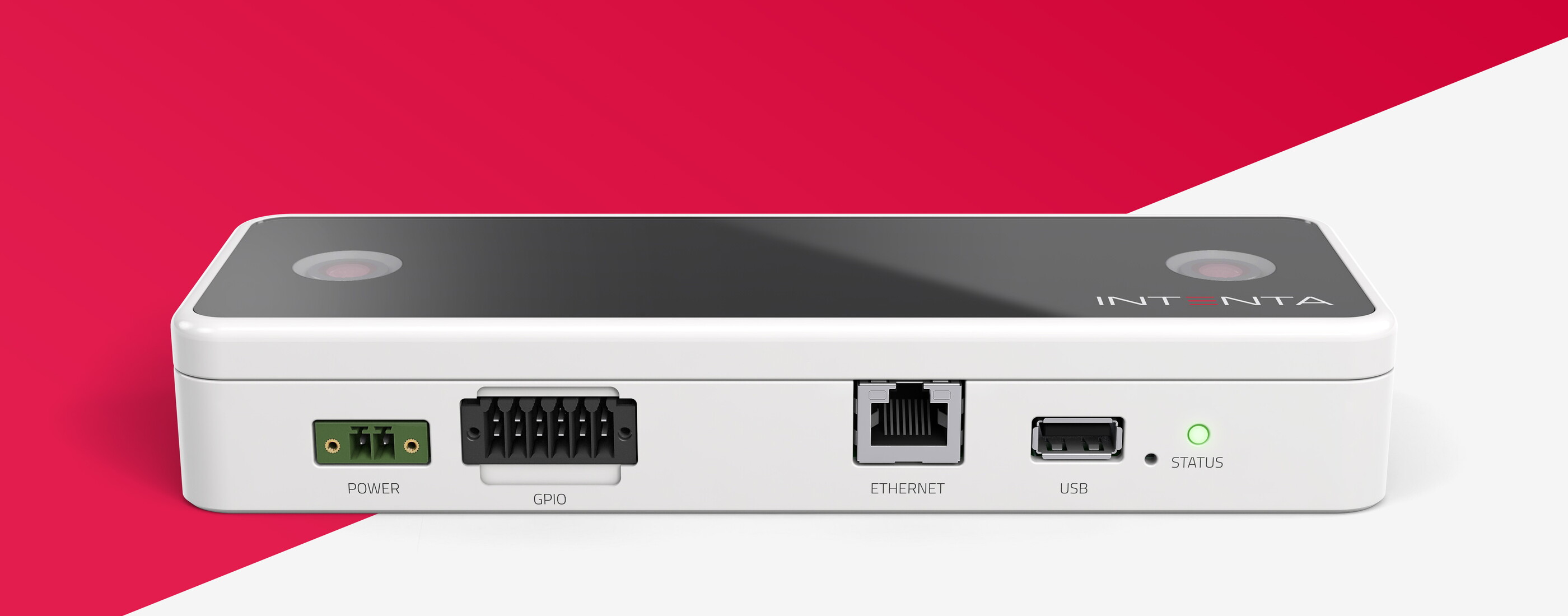 Der flache Intenta-Sensor mit schwarzer Oberseite und weißem Gehäuse liegt auf einer rot-weißen Fläche. An der Vorderseite sind Anschlüsse für Strom, Ethernet und USB zu sehen.