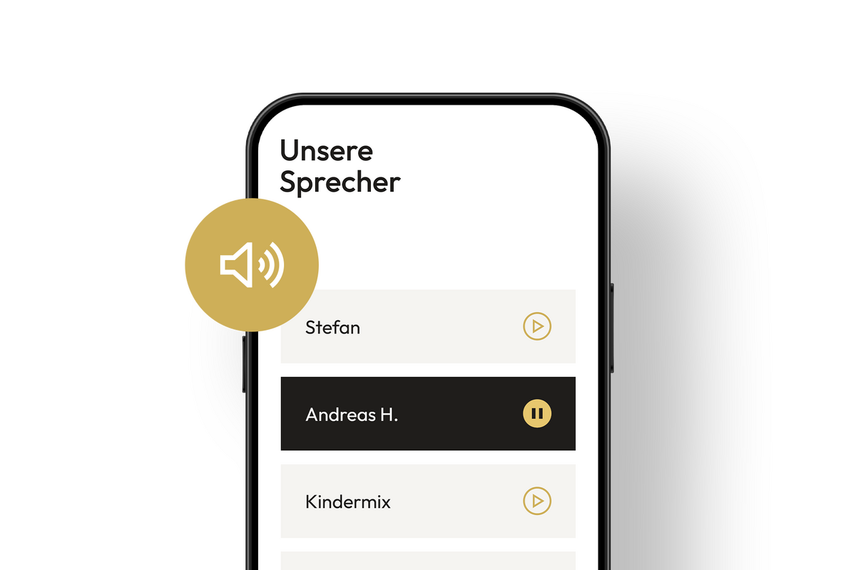 Ein Smartphone zeigt die Liste „Unsere Sprecher“ mit Abspieltasten für Hörproben, ein Eintrag ist gerade aktiv. Links ragt ein goldener Kreis mit Lautsprecher-Symbol ins Bild.