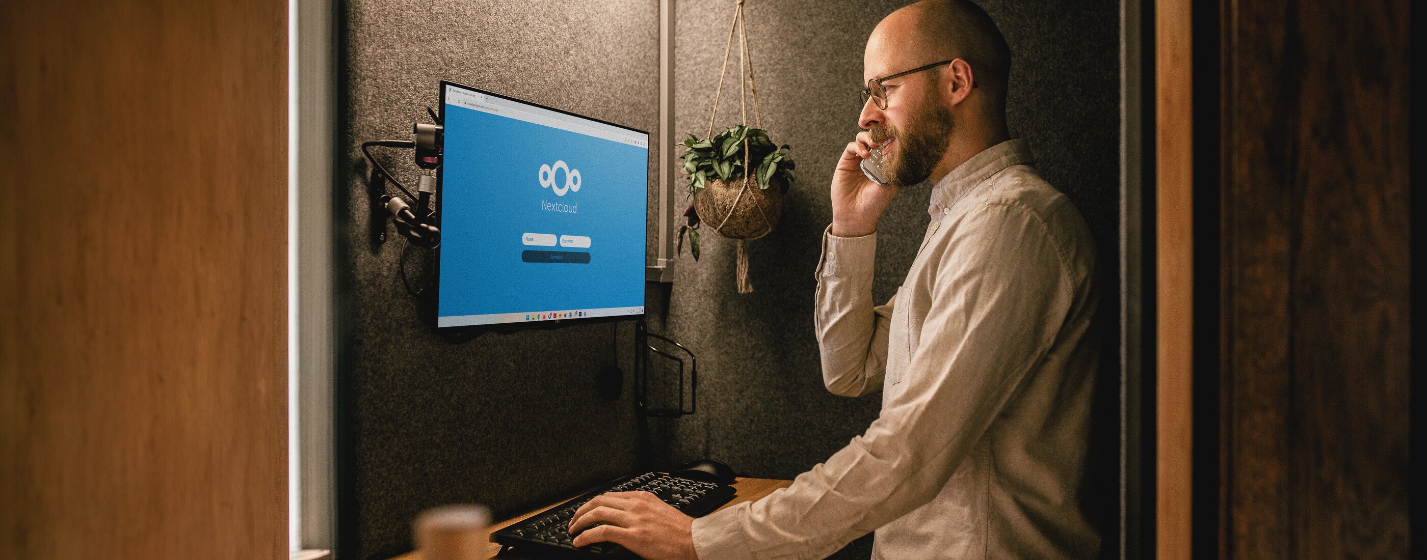 Laptop mit geöffneter Nextcloud auf einem Schreibtisch in der Villa Pfau