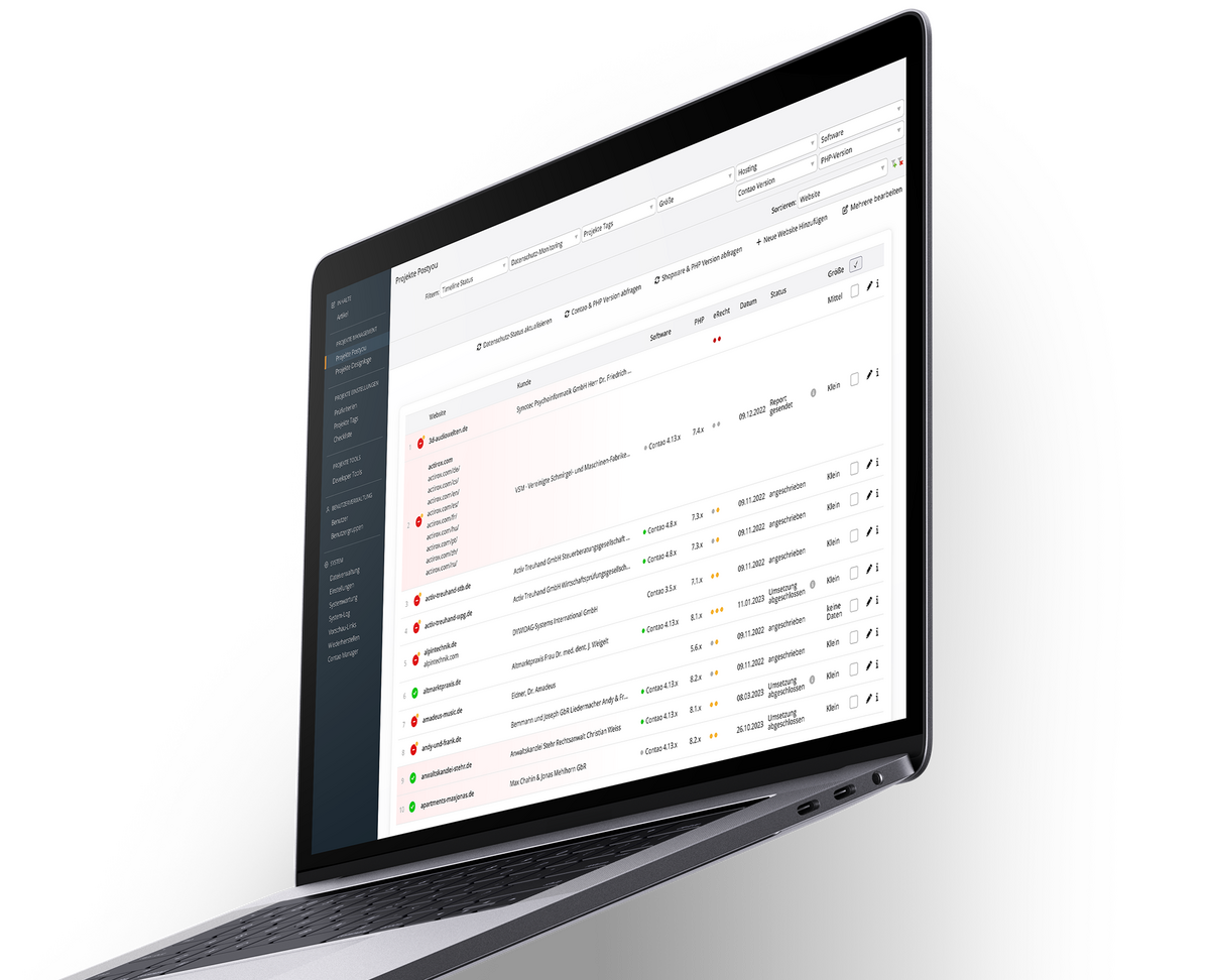 Ein aufgeklappter Laptop auf schwarzem Grund zeigt eine Monitoring-Übersicht für Datenschutz. Eine Tabelle listet geprüfte Websites mit roten und grünen Statusmarkierungen.